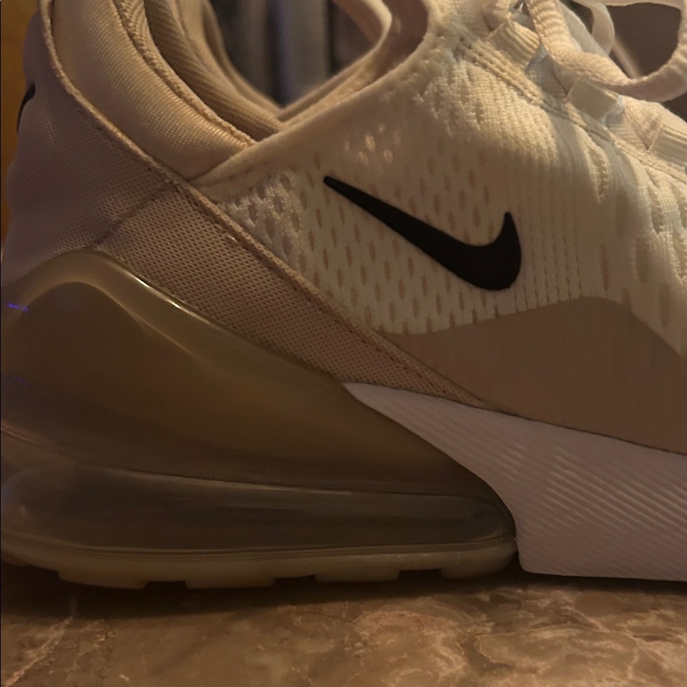 Woman’s Nike White and Gold Air270 Lightweight Sneakers size 7.5 - Picture 8 of 9